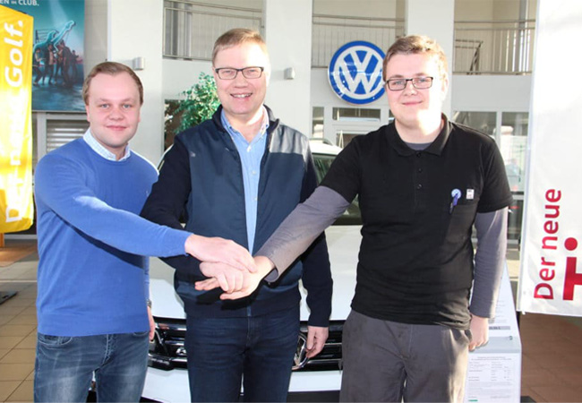 Maximilian Strotmann und Simon Burhorst schließen Ausbildung beim Autohaus Ruhe erfolgreich ab