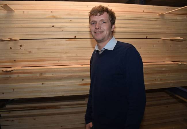 Frischgebackener Zimmerermeister Bernd Bokern ist jetzt im Büro bei Holzbau Brockhaus tätig
