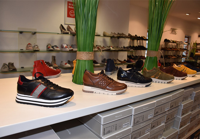In tollen Farben: Neue Sneaker und Boots gibt es im Schuh- und Sporthaus Niemann