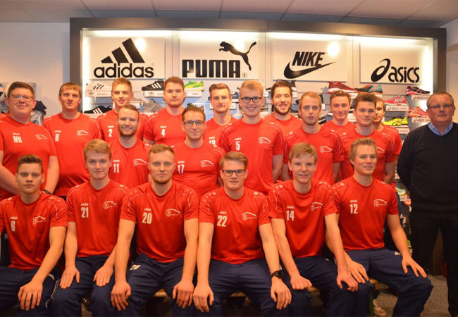 Fußballer vom TVD III danken Schuh- und Sporthaus Niemann für Sponsoring