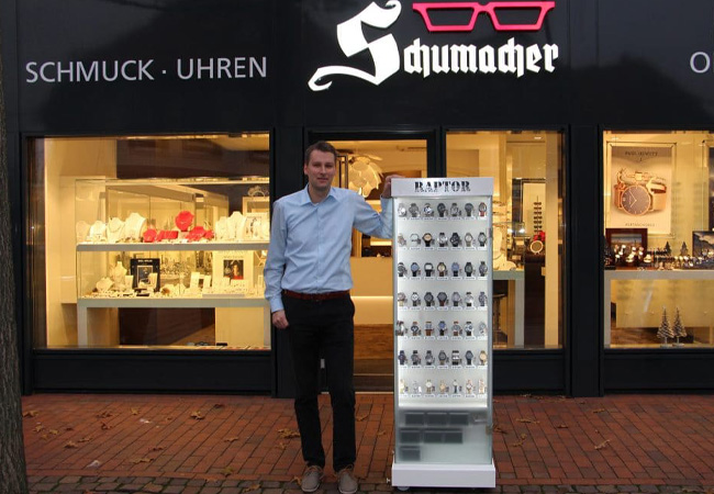 Mit beleuchtetem Außenständer: Uhren/Optik/Schmuck Schumacher holt Kunden bereits auf der Straße ab