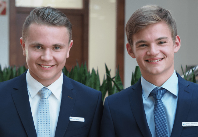 Franz-Constantin Echtermann und Luca Beuse starten Ausbildung bei der VR Bank Dinklage-Steinfeld