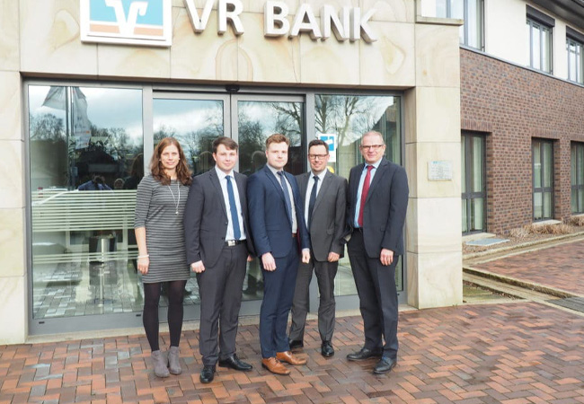 Freude bei der VR Bank: Alexander Kansy und Christoph Lamping bestehen Prüfung zum Bankkaufmann