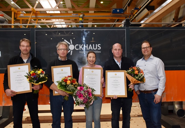 Unermüdliches Engagement, Treue und Loyalität: Holzbau Brockhaus ehrt 4 langjährige Mitarbeiter