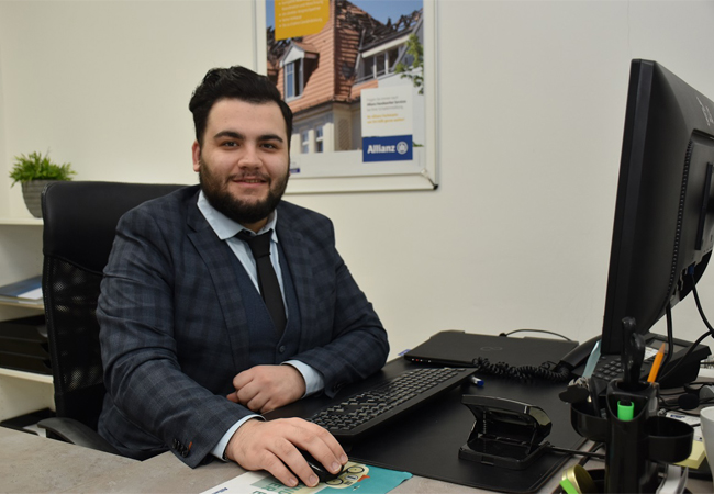 Adnan Yeyrek arbeitet mit großer Freude in der Allianz Hauptvertretung Rasim Suksur