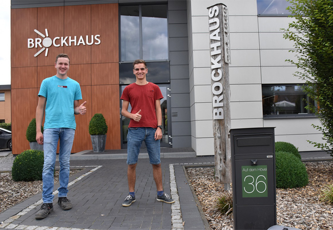 Franz Rottinghaus und Louis Tönnies schließen Ausbildung zum Zimmerer bei Holzbau Brockhaus mit Erfolg ab