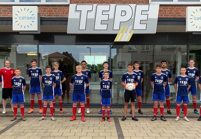 1. C-Jugend Fußball des TV Dinklage dankt Karl Tepe GmbH für neue Trainingsshirts