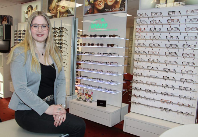 Silke Hanken präsentiert coole Messeneuheiten auf Brillenmarkt bei Augenoptik und Hörsysteme Weiss