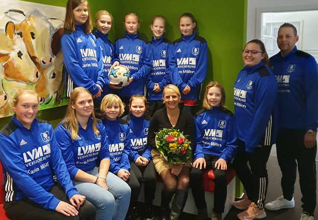 LVM Agentur Karin Möllers sponsert neue Trikots für die 2. D-Mädchen des TV Dinklage
