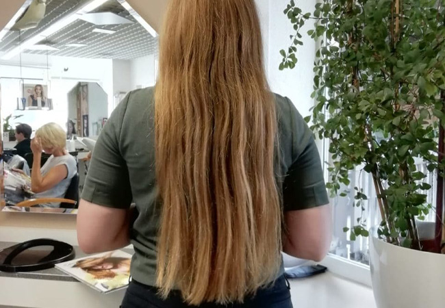 Sonja Krogmann lässt sich ihr Haar im Salon Behrens abschneiden und spendet es für den guten Zweck