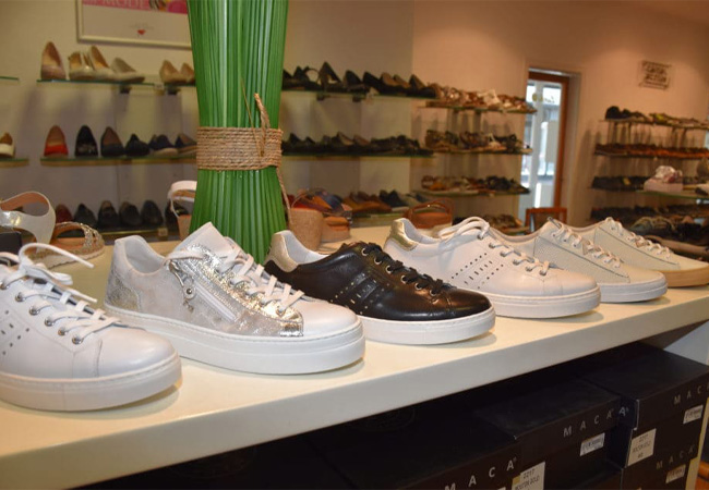 Zahlreiche neue Sneaker und Sandalen von namhaften Herstellern gibt es im Schuh- und Sporthaus Niemann