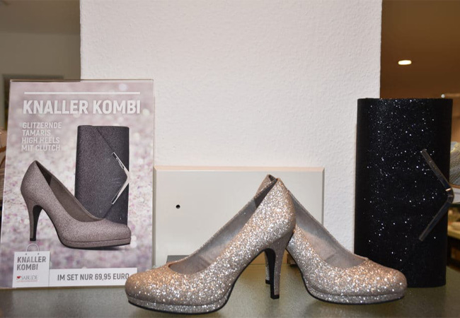 Knaller-Kombi: Im Schuh- und Sporthaus Niemann gibt es High Heels von Tamaris mit einer Clutch im Set