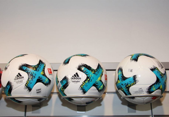 Neuer Bundesliga-Spielball ”Torfabrik” beim Schuh- und Sporthaus Niemann eingetroffen