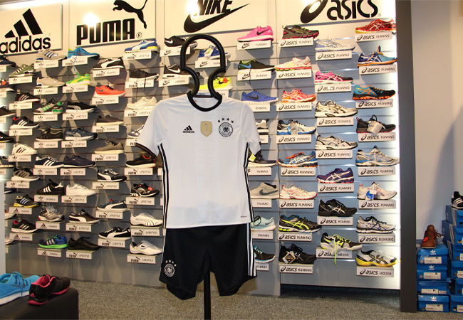 Neue Trikots der Fußball-Nationalmannschaft ab sofort im Schuh- und Sporthaus Niemann