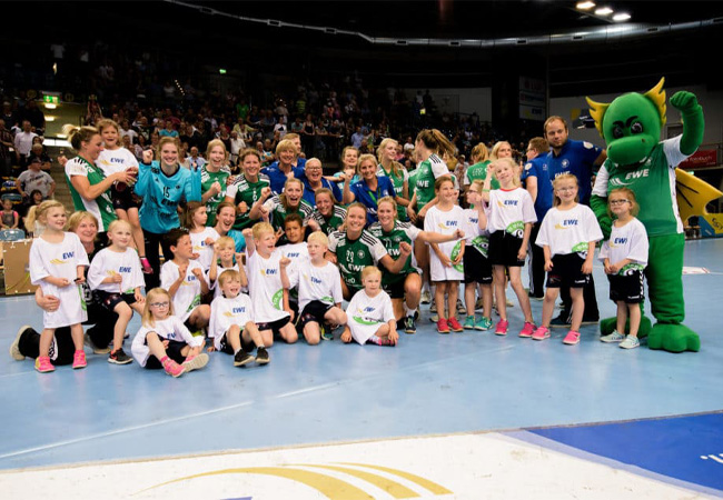 Handball-Minis des TV Dinklage als Einlaufkinder bei den Großen des VfL Oldenburg
