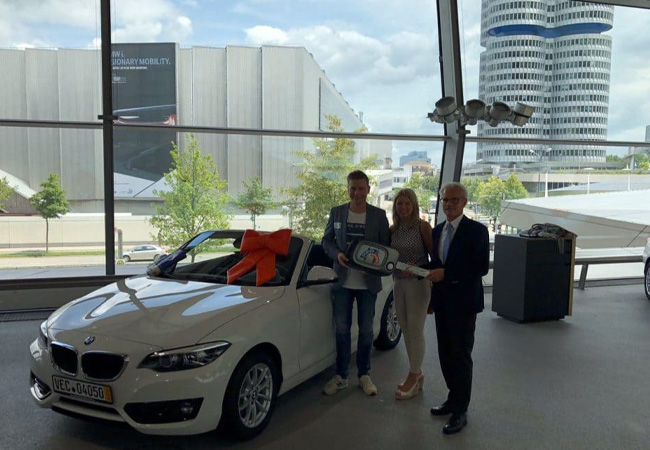 VR BANK Dinklage-Steinfeld eG überreicht BMW 2er Cabrio an Christian Rau aus Dinklage