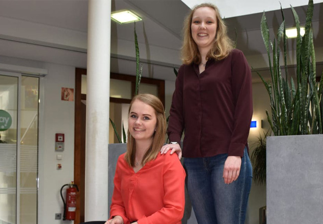 Marie Böckmann und Michelle Döhmann gefällt die Ausbildung bei der VR BANK Dinklage-Steinfeld super